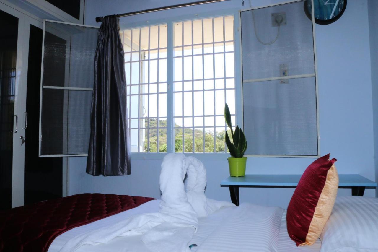 Standard Twin Room with Mountain View